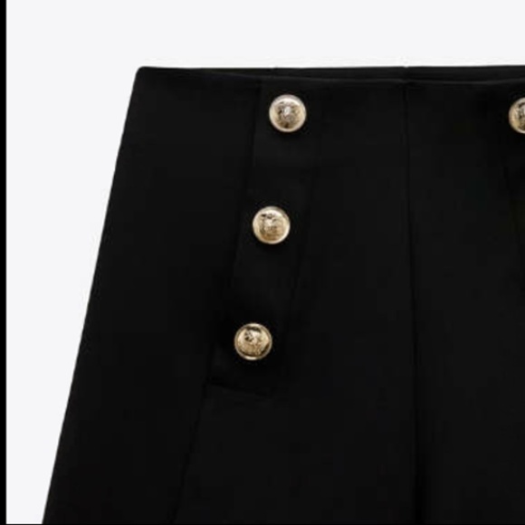 GOLD BUTTON SHORTS - Picture 5 of 6